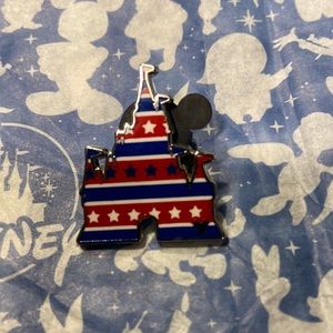 Disney rare patriotic castle 🏰 4th of July pin 📍